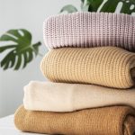 איך לחסוך בגדים מתוחים: להיפטר מבועות על הברכיים, המרפקים והצווארונים המתוחים unnamed-file.jpg